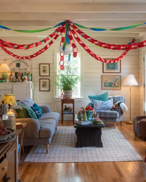 Цепь из бумаги — простой и бюджетный способ украсить дом к Новому году своими руками без лишних затрат.