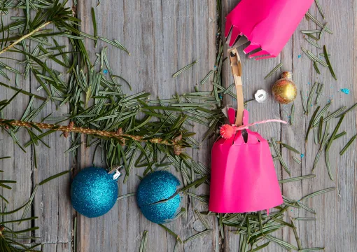 Ёлочные иголки, крошки, конфетти: 5 новогодних проблем, которые решит липкий ролик для одежды