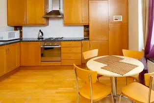 Морилка, молдинги, подсветка: 7 способов обновить устаревшие деревянные фасады кухонных шкафов