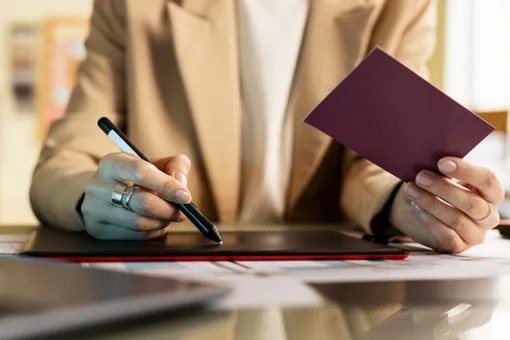 Юристы рассказали, имеют ли приставы право взыскать пенсию за долги