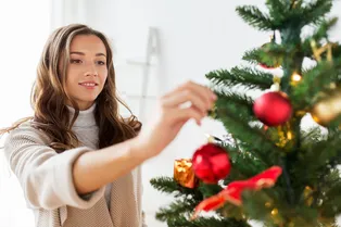 Помогут перчатки: как правильно распушить искусственную ёлку, чтобы она выглядела нарядной