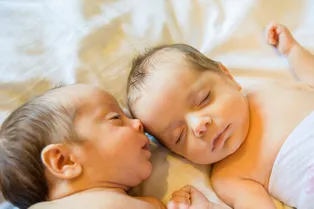 Американка родила близнецов в машине, давая мужу указания по дороге в госпиталь Американка родила близнецов в машине, давая мужу указания по дороге в госпиталь