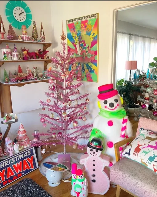 По словам дизайнеров, бюджетные искусственные елки из дешевого пластика удешевляют весь новогодний интерьер.