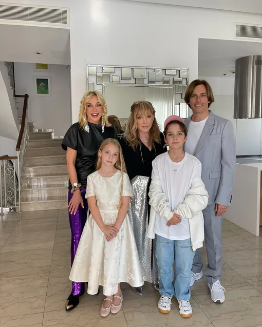 Алла Пугачёва и Максим Галкин* с Лизой, Гарри и Кристиной Орбакайте