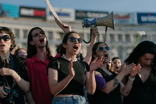 «Бил, бил, бил, а умерла "сама"». В городах России провели акции против отсутствия закона о домашнем насилии «Бил, бил, бил, а умерла "сама"». В городах России провели акции против отсутствия закона о домашнем насилии