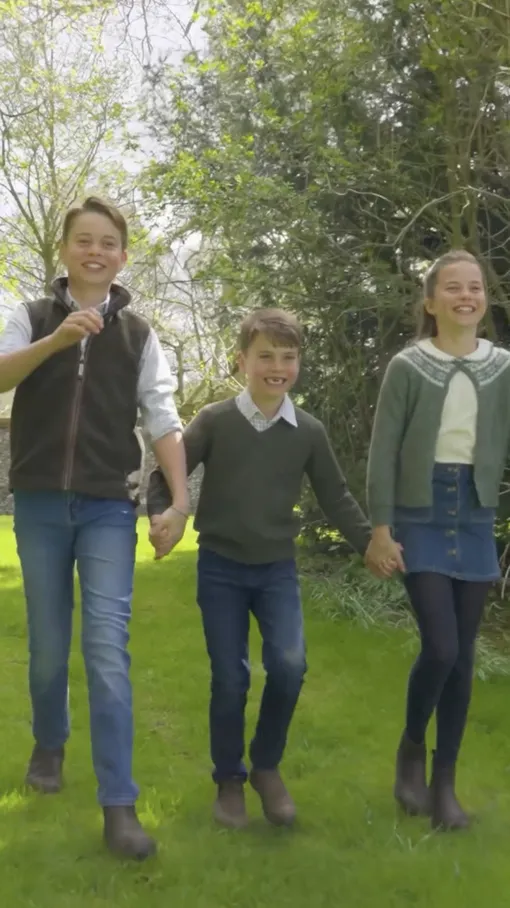 Принц Джордж, принц Луи и принцесса Шарлотта Принц Джордж, принц Луи и принцесса Шарлотта