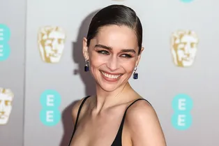 Эмилия Кларк и другие звёзды, попавшие в странные ситуации на съёмках