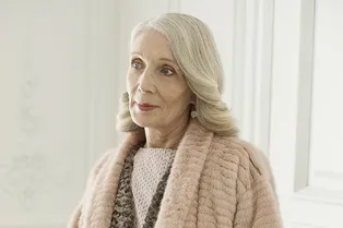 «Не хочу быть бабушкой!» 70-летняя модель из Москвы за два года покорила парижские подиумы