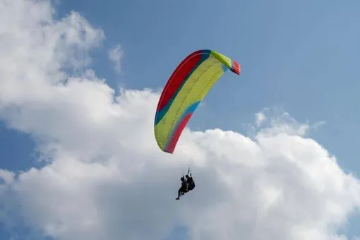 Невероятное видео: парапланерист запутался в стропах, но чудом остался жив в последний момент Невероятное видео: парапланерист запутался в стропах, но чудом остался жив в последний момент