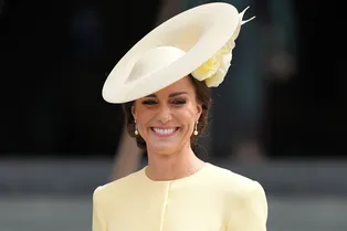 Насыщенные цвета и идеальный крой: как Кейт Миддлтон выбирает платья британских дизайнеров для выходов