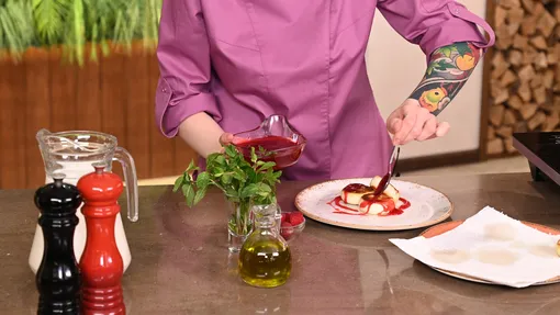 Сырные сырники с малиновым соусом