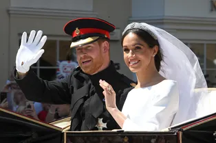 Почему королева Елизавета II не одобрила платье невесты на Меган Маркл