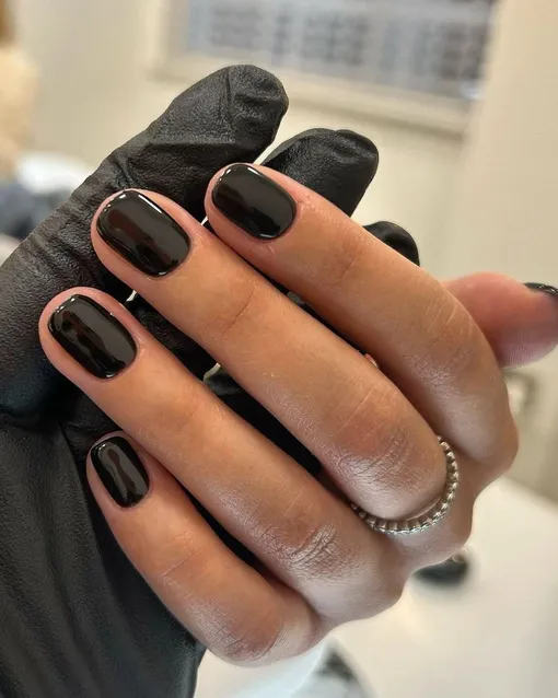 Астрологи назвали денежным цветом декабря 2025 года черный. Маникюр, выполненный однотонным черным лаком, принесет деньги и удачу. Астрологи назвали денежным цветом декабря 2025 года черный. Маникюр, выполненный однотонным черным лаком, принесет деньги и удачу.