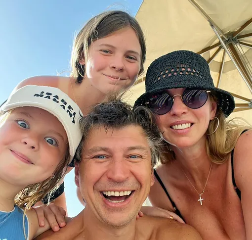 Татьяна Тотьмянина и Алексей Ягудин с Лизой и Мишель