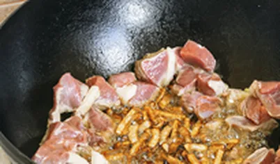 Сухофрукты замочите в теплой воде. Рис замочите отдельно в теплой воде. Специи, включая барбарис, перетрите в ступке. Очистите и нарежьте полукольцами 200 г лука для жарки. Морковь нарежьте соломкой, картофель – кубиками. Мясо, курдючный жир и потроха нарежьте небольшими кубиками. Вытопите на медленном огне курдючный жир, уберите шкварки. Прибавьте огонь и нагрейте жир до белого дымка. Обжарьте лук. Выложите мясо, специи и потроха и обжарьте до румяной корочки.