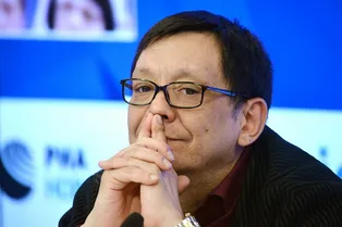 «Первую профессию сынок приобрел»: двухлетний сын Егора Кончаловского работает в саду «Первую профессию сынок приобрел»: двухлетний сын Егора Кончаловского работает в саду