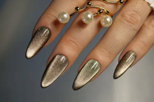 «Подвинься, хром!» 7 идей бархатного стеклянного маникюра — главного тренда к Новому году 2026