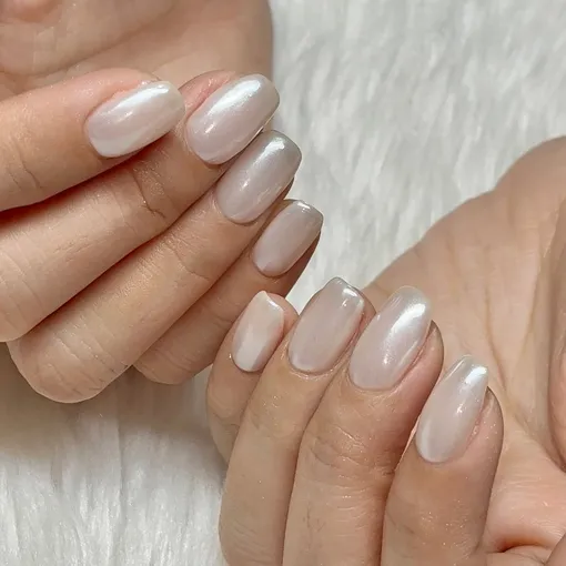 Любовный цвет на декабрь 2025 года — молочный. Хром в этом оттенке смотрится очень необычно.