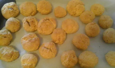 Готовые шарики выложить на противень и выпекать при t-180 градусов около 15 минут, до слегка золотистого цвета.