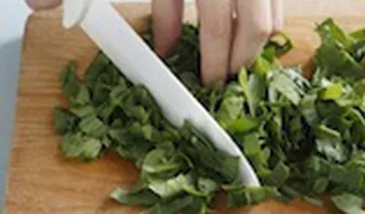 Шпинат промойте и обсушите, нарежьте. Шпинат промойте и обсушите, нарежьте.