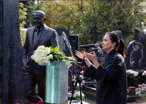 Екатерина Стриженова на открытии памятника Александру Маслякову