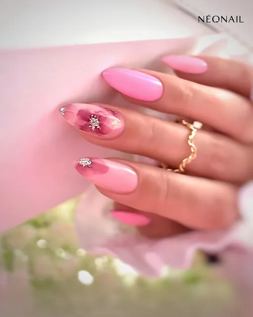 Акцентный ноготь с посланием Денежный маникюр на 8 марта 2026