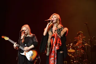 55-летняя Вика Цыганова планирует взять под опеку двух девочек