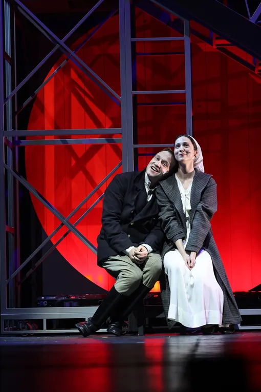 Михаил Тройник и Дарья Балабанова в спектакле «Щастье» Михаил Тройник и Дарья Балабанова