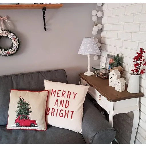 Яркие подушки с новогодними принтами помогут быстро и бюджетно украсить дом к Новому году 2026. А если выбрать красный цвет для оформления интерьера, то можно привлечь деньги и удачу в Новом году, так как это любимый цвет Огненной лошади. Яркие подушки с новогодними принтами помогут быстро и бюджетно украсить дом к Новому году 2026. А если выбрать красный цвет для оформления интерьера, то можно привлечь деньги и удачу в Новом году, так как это любимый цвет Огненной лошади.