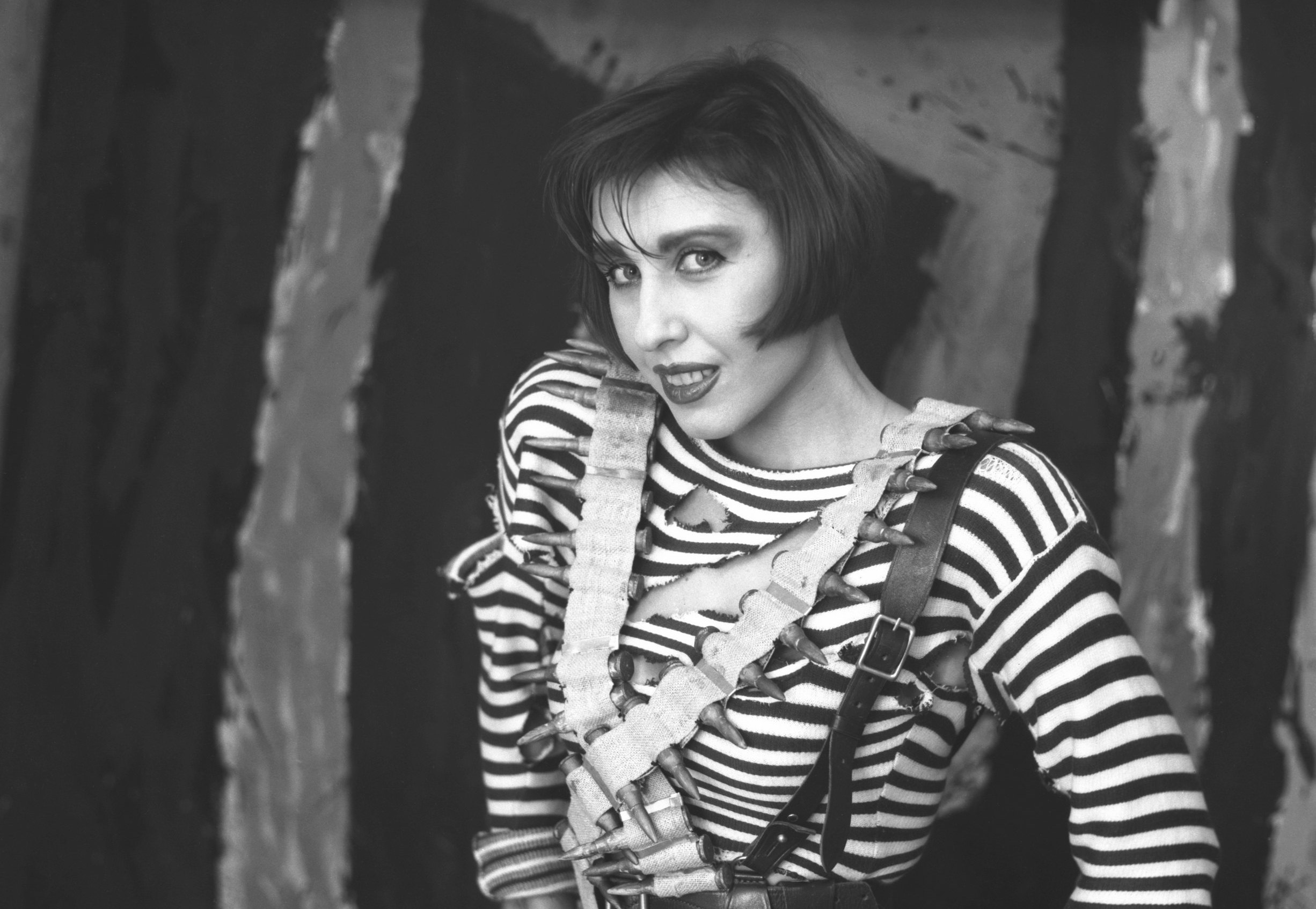 Вудманның кастингі порно түсірілімге келіп, оны екі адам жаттықтырды