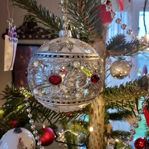 Холодное серебро и огненный красный — стильный выбор гаммы для украшения новогодней елки в 2026 году. Холодное серебро и огненный красный — стильный выбор гаммы для украшения новогодней елки в 2026 году.