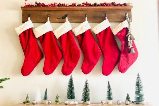Куда повесить носки для подарков, если нет камина: 9 блестящих идей