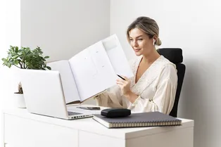 Для полноценного отдыха: перечислены сферы, в которых женщинам могут сократить рабочую пятницу на два часа