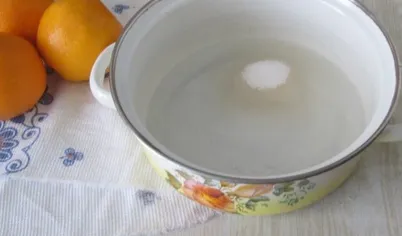 Сварить сироп из воды и сахара.