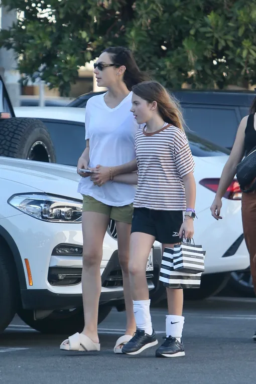 Ори стала четвёртым ребёнком в семье Галь Гадот и бизнесмена Ярона Версано