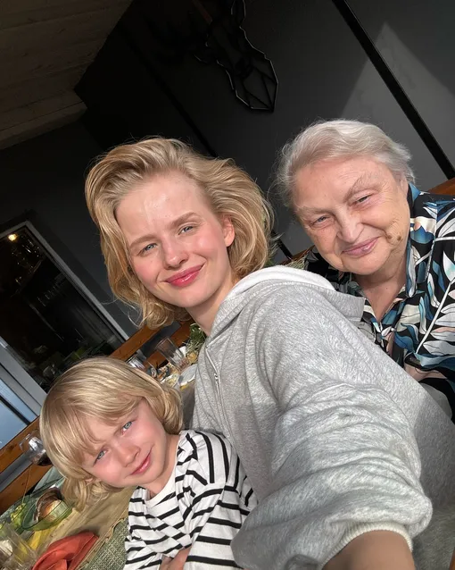 Александра Бортич с сыном Александром и бабушкой Александра Бортич с сыном Александром и бабушкой