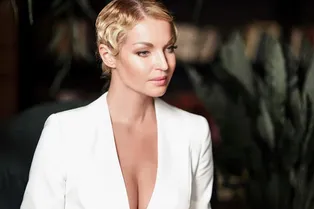 Анастасия Волочкова показала коллекцию своей обуви и рассказала о любимой паре