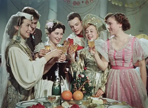Та самая настольная мини-ёлка. Кадр: «Карнавальная ночь"/ "Мосфильм»