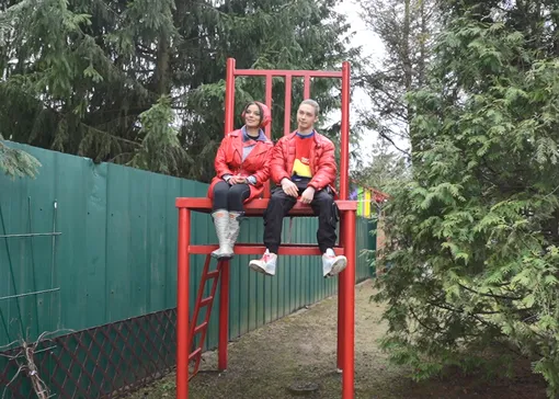 Огромный стул из труб собрал сын певицы Архип Огромный стул из труб собрал сын певицы Архип