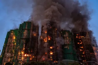 Сотни заперты огнём, 36 погибших: в Гонконге горят семь 31-этажных жилых башен