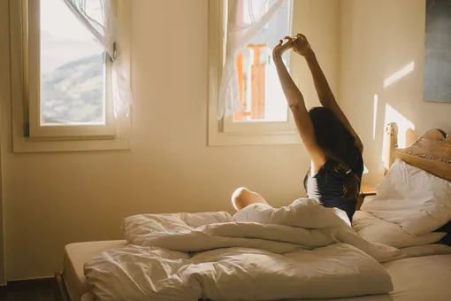 Женщина в спальне