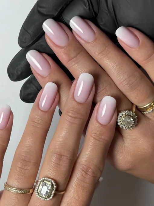 Омбре в молочном оттенке — стильный вариант маникюра на декабрь 2025 года.