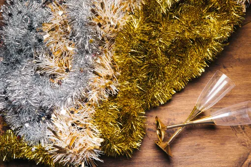 Что повесить на ёлку вместо мишуры: 7 новомодных идей против советского декора