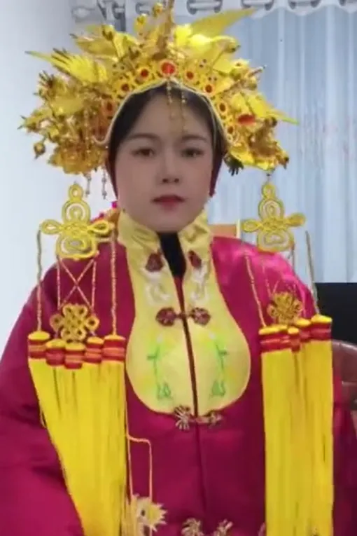 Китаянка рекламирует одежду для усопших