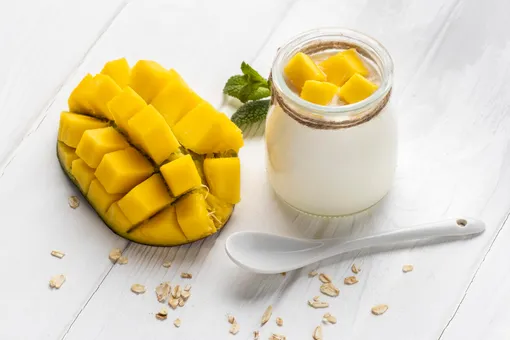 Манго — источник витаминов и минералов, а творог помогает замедлить усвоение сахара.