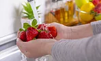 Как правильно мыть клубнику: водой, с содой или с солью? Как правильно мыть клубнику: водой, с содой или с солью?