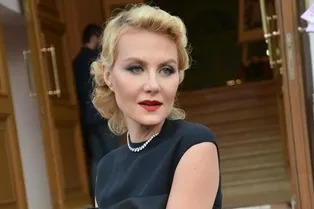 56-летняя Рената Литвинова снялась с обнажённой грудью для обложки глянца