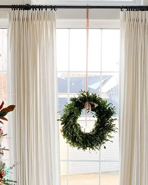 рождественский венок в окне