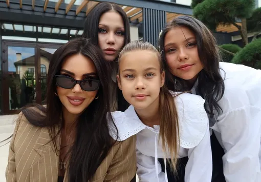 Оксана Самойлова с дочерьми Оксана Самойлова с дочерьми