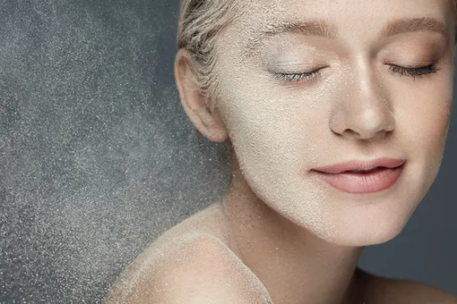 Наносим пудру, чтобы не выглядеть как кукла: главные бьюти-лайфхаки Наносим пудру, чтобы не выглядеть как кукла: главные бьюти-лайфхаки